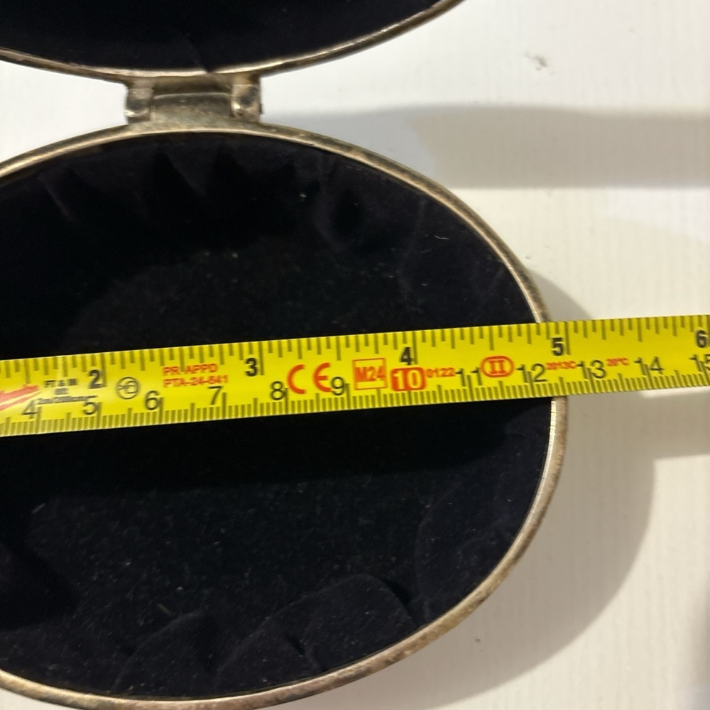 Vintage Oval Metal Trinket Jewelry Box Embossed Scrollwork Velvet Lined - Picture 6 of 6